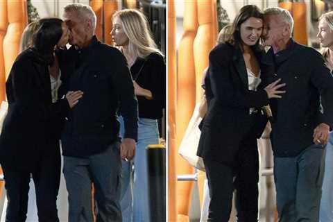 Sean Penn Makes Out with Actress on Madrid Street