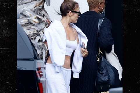 Jennifer Lopez Feeling Herself Amid Ben Affleck Divorce, Checks Out Her Abs