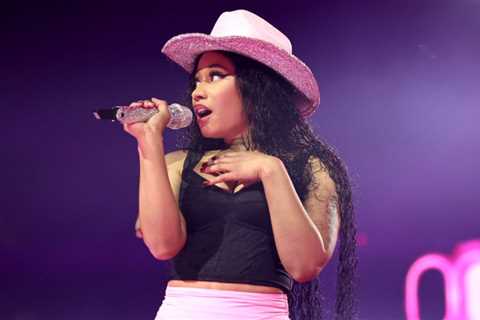 Nicki Minaj Apologizes For Kicking Photographer’s Camera