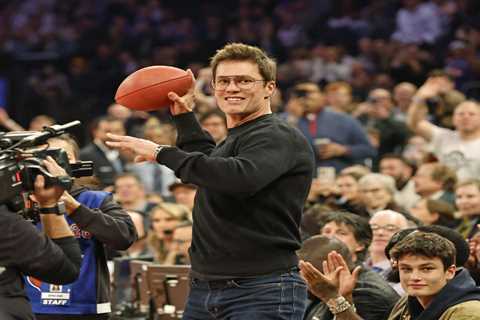 Tom Brady booed loudly, chucks signed football into crowd while courtside at Knicks-Nets