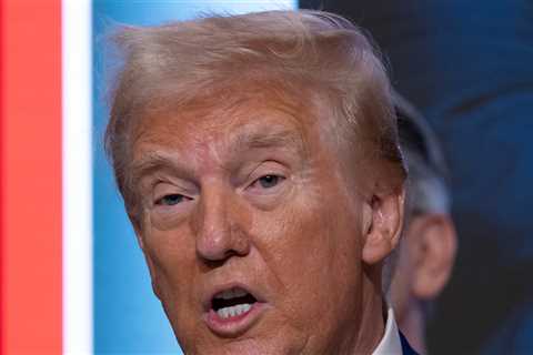 Donald Trump's Campaign Advisor Passes Out, Falls Onstage: Video