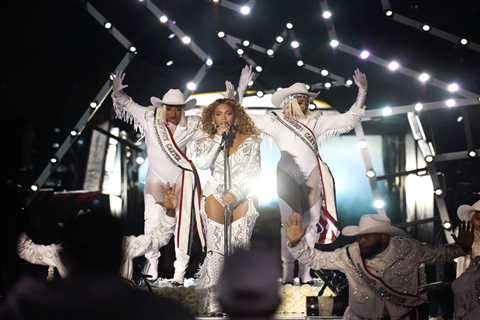 Beyoncé’s Mom Tina Knowles Reacts to Criticism Over Singer’s Christmas Day Halftime Show