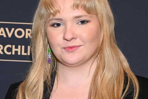 Abigail Breslin Critiques Women’s Crucifixion in Blake Lively Case