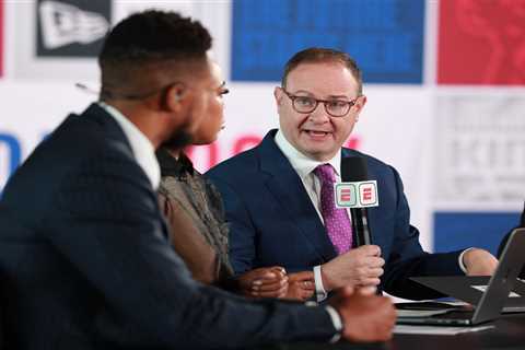 Adrian Wojnarowski auctioning old insider iPhones for St. Bonaventure NIL money