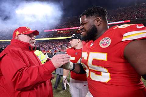 Chiefs to franchise tag elite offensive guard Trey Smith