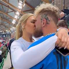 Jake Paul Gives Jutta Leerdam Pre-Race Kiss At Speed Skating Championship