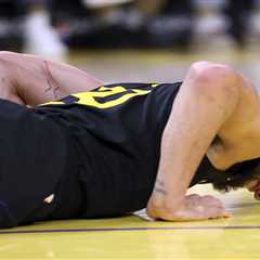 Steph Curry suffers pelvic contusion after scary fall in Warriors worry