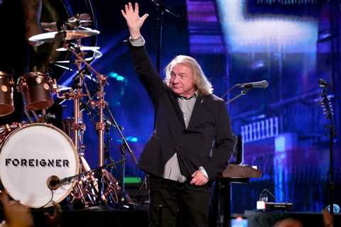 Lou Gramm Has ‘Let Go’ of Issues With Foreigner & Mick Jones After ‘Life-Changing’ Rock..