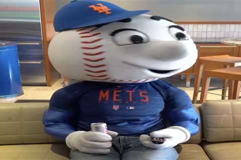 Buffed-up Mr. Met ready to flex guns for home opener, pose for thirst-trap mascot pics