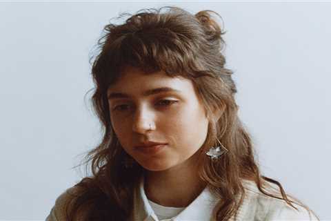 Clairo Breaks Down Why Labels for Her Sexuality Don’t Suit Her: ‘I Don’t Need a Definite Answer’