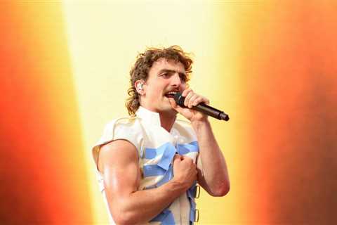Benson Boone Welcomes Brian May for Epic ‘Bohemian Rhapsody’ Performance at Coachella 2025