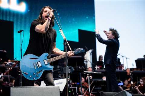 Dave Grohl Covers LCD Soundsystem, David Bowie During Surprise L.A. School Benefit Fundraiser