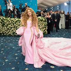 Shakira deslumbra con un vestido rosa de ensueño en la Met Gala 2025