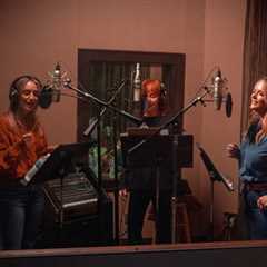Reba McEntire, Miranda Lambert & Lainey Wilson on New Single ‘Trailblazer’ & Their Group Text
