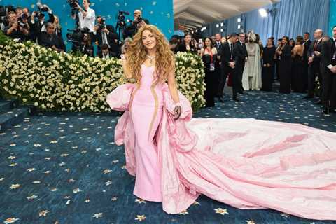 Shakira deslumbra con un vestido rosa de ensueño en la Met Gala 2025