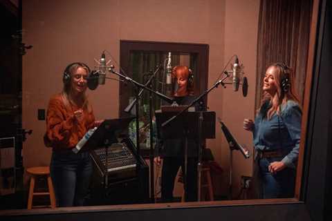 Reba McEntire, Miranda Lambert & Lainey Wilson on New Single ‘Trailblazer’ & Their Group Text