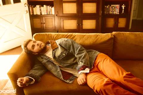 Alex Warren’s ‘Ordinary’ Tops Both Billboard Global Charts