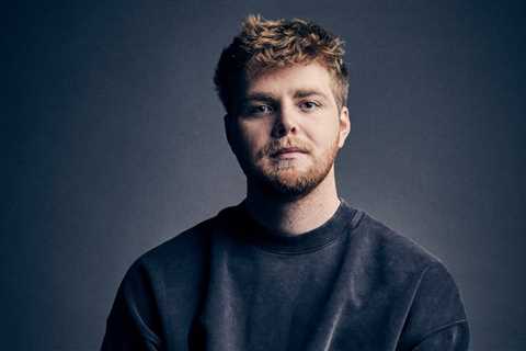 Alex Warren’s ‘Ordinary’ Is the U.K.’s No. 1 Single for 10th Consecutive Week