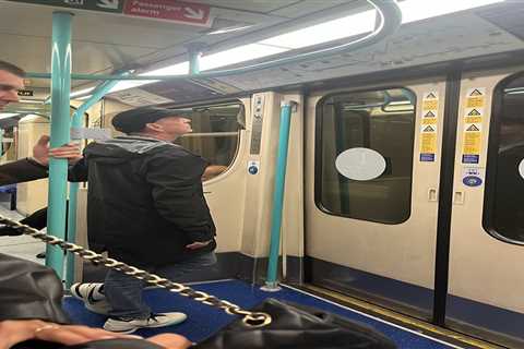 The Unassuming Grace of Adam Woodyatt: Navigating Fame with Humility on London's Public Transport
