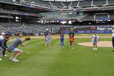 Kids, grandkids of NYPD and FDNY heroes lost in line-of-duty throw first pitch at Mets game