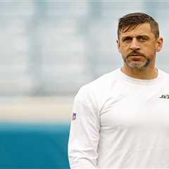 Steelers fans fume over Aaron Rodgers signing: ‘He sucks’
