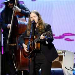 Billy Strings Shares Heartbreaking News of His Mom’s Death at Kentucky Show