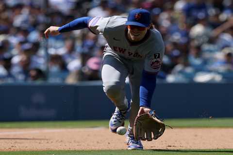 Mets bungle late lead in ugly fashion to split series with Dodgers