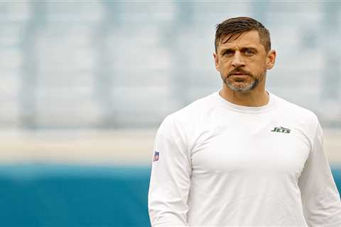 Steelers fans fume over Aaron Rodgers signing: ‘He sucks’