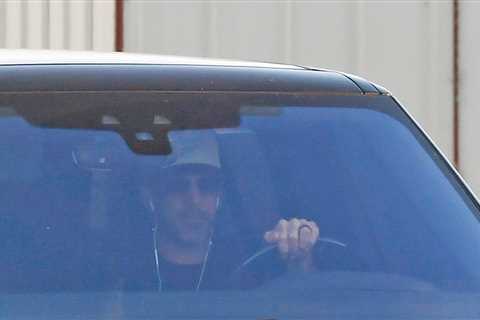 Aaron Rodgers Puts Wedding Ring On Display In Return To California