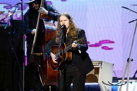 Billy Strings Shares Heartbreaking News of His Mom’s Death at Kentucky Show