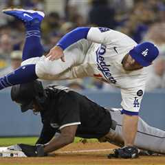 Max Muncy out six weeks with knee injury in Dodgers crusher