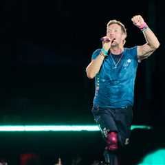 In Canada: Coldplay Performs Majestic Set in Toronto as Chris Martin Playfully Digs at ‘Bizarre’..
