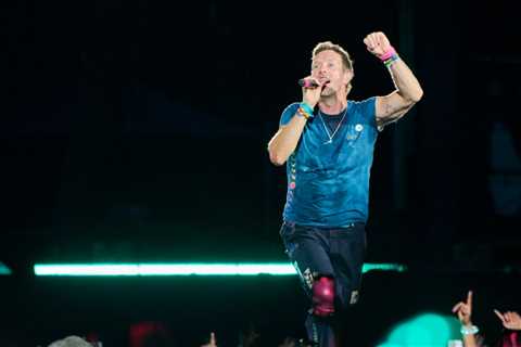 In Canada: Coldplay Performs Majestic Set in Toronto as Chris Martin Playfully Digs at ‘Bizarre’..