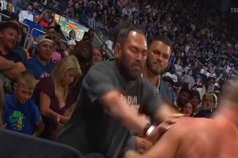 Johnny Damon’s daughter flips off TNA wrestlers during Slammiversary on Long Island