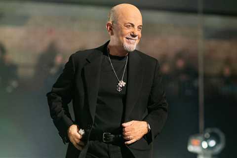 Billy Joel Pulls Up Next to Pedicab Blasting ‘New York State of Mind’ & Surprises Passenger Fans