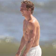 Jeremy Allen White Shows Off Bulked-Up Bod on Beach Day in New York