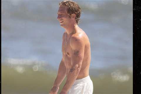 Jeremy Allen White Shows Off Bulked-Up Bod on Beach Day in New York