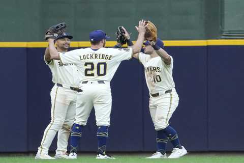 Brewers win 12th game in a row — and earn all of Wisconsin free burgers
