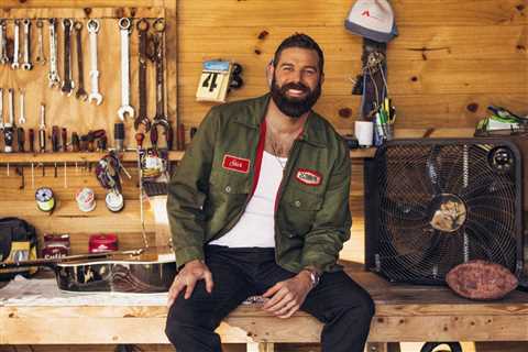 Jordan Davis Hoists His 10th Top 10 on Country Airplay Chart With ‘Bar None’
