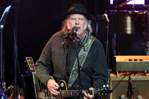 Neil Young Leaves Facebook Over ‘Unconscionable’ Chatbot Policies Allowing ‘Romantic’ Conversations ..
