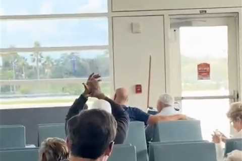 Lee Corso’s emotional airport moment on way to final ‘College GameDay’