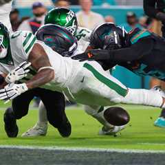 Jets struggle their way through miserable fumble-filled first half vs. Dolphins