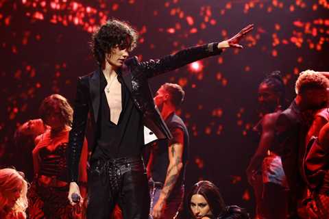 Sombr Makes VMAs Debut With Blazing Two-Song Medley at 2025 Awards