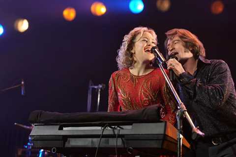 Hugh Jackman and Kate Hudson Form Ultimate Feel-Good Neil Diamond Tribute Band in First ‘Song Sung..