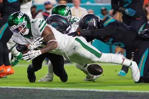 Jets struggle their way through miserable fumble-filled first half vs. Dolphins