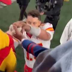 Giants fan compared to ‘Phillies Karen’ for snatching Patrick Mahomes’ headband from 10-year-old..