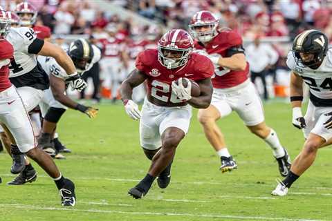 Johnny Manziel flips off Alabama fans during Crimson Tide win over Vanderbilt