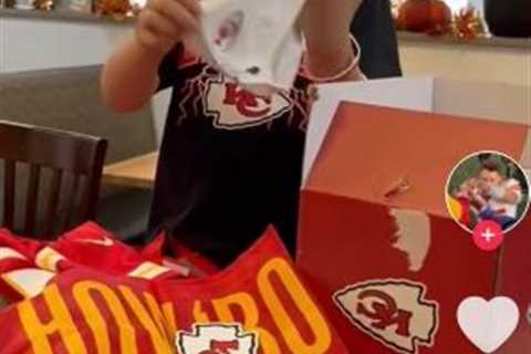 Chiefs send autographed Patrick Mahomes gear to 10-year-old boy who had star’s headband taken by..
