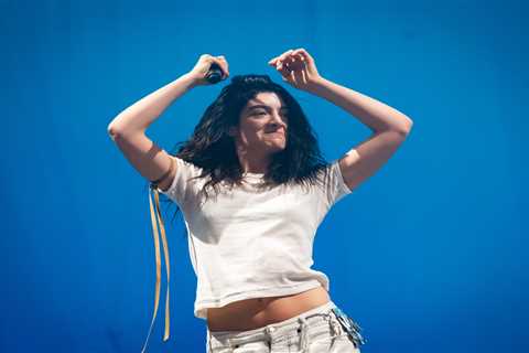 Lorde Brings Out Charli XCX to ‘Work it Out on the Remix’ at Ultrasound Tour’s L.A. Stop