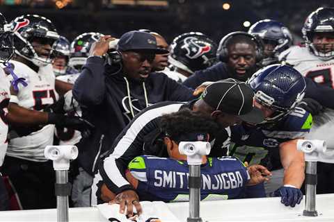 NFL referee steps in to protect Seahawks’ Jaxon Smith-Njigba in wild ‘MNF’ brawl scene